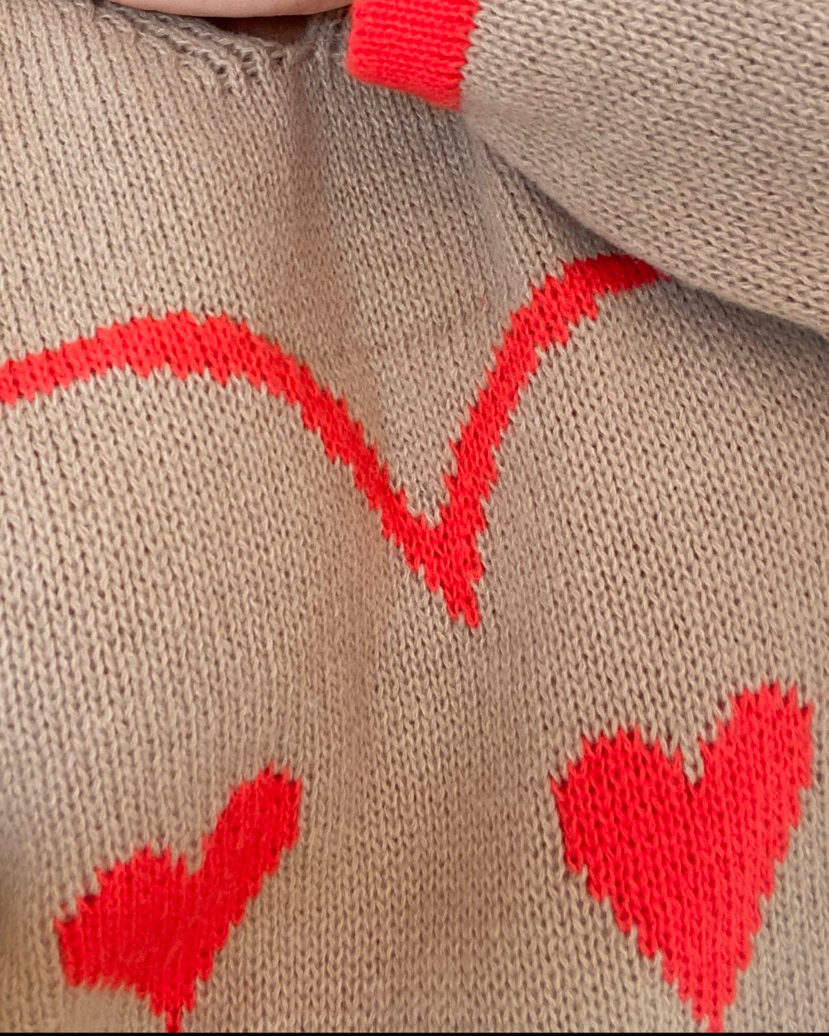Jersey beige con corazón feliz en color salmón - Suéter cómodo y alegre