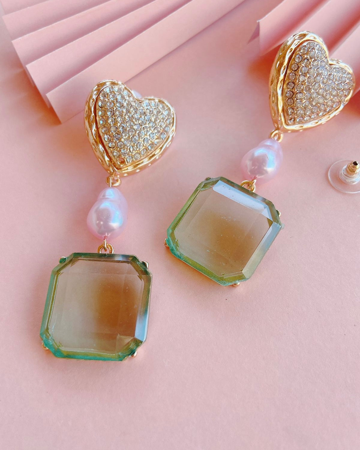 Aros colgantes corazón dorado menta en acrílico – Accesorios modernos y livianos -