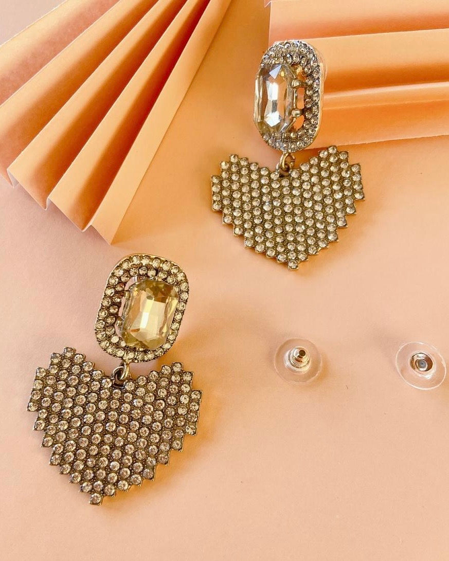 Aros corazón con strass estelares – Brillo y diseño en cada detalle