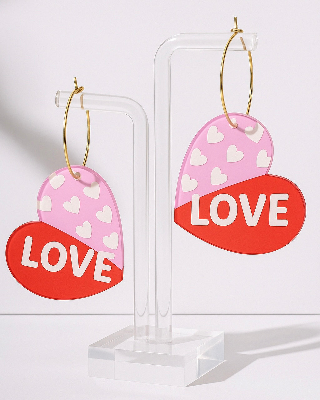 Aros colgantes de acrílico corazón Love – Accesorios románticos modernos