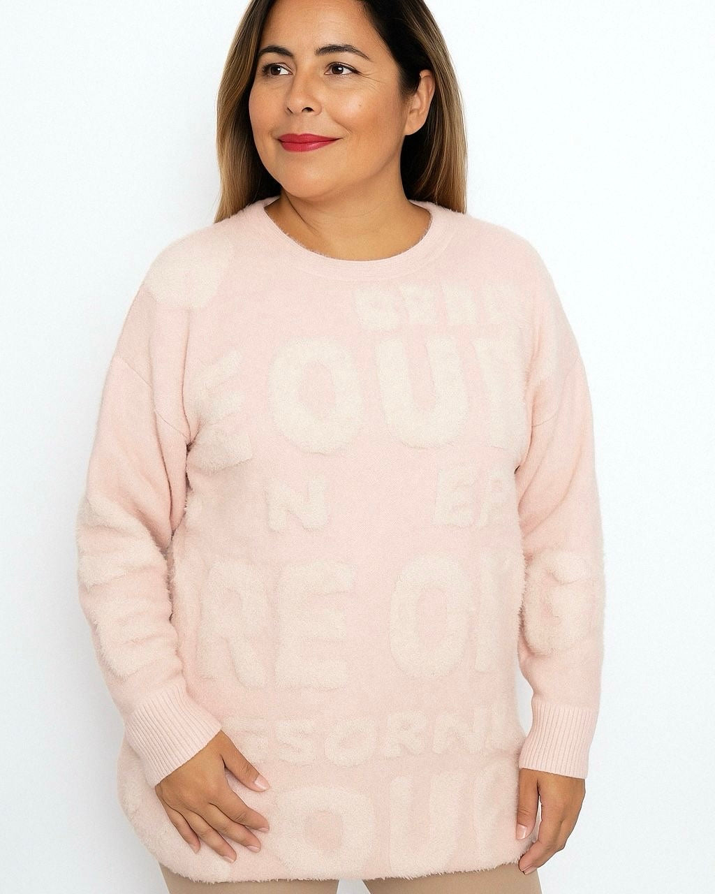 Suéter Rosa Suave con Relieve de Letras – Estilo Cómodo y Moderno