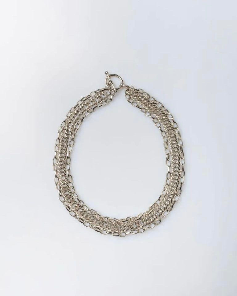 Collar Prüne con cadenas plateadas – Accesorio con diseño de impacto
