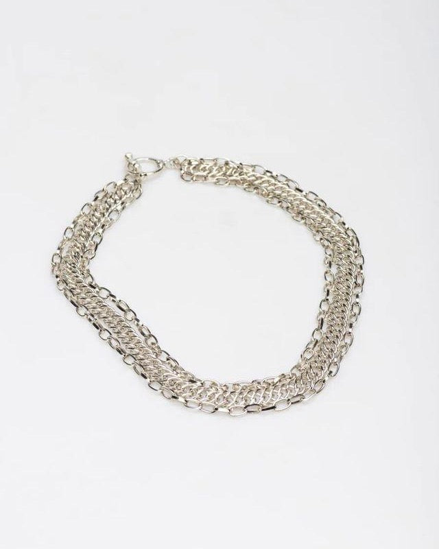 Collar Prüne con cadenas plateadas – Accesorio con diseño de impacto