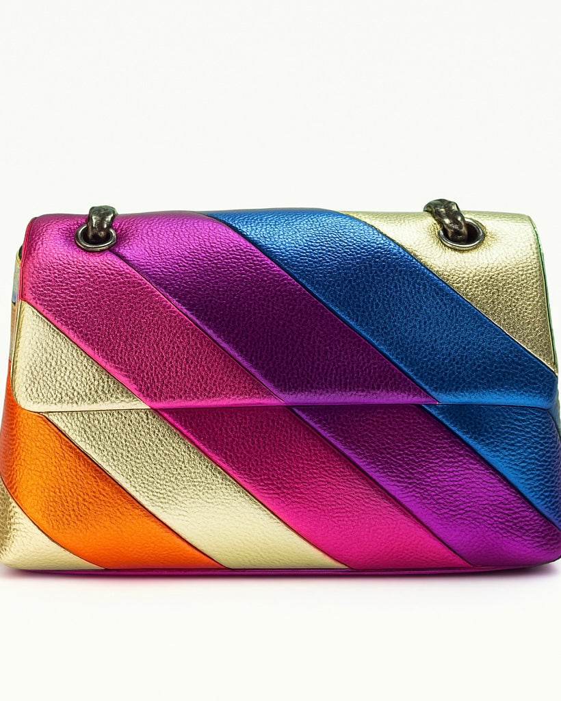 Cartera de hombro con solapa metalizada- Colores vibrantes y únicos