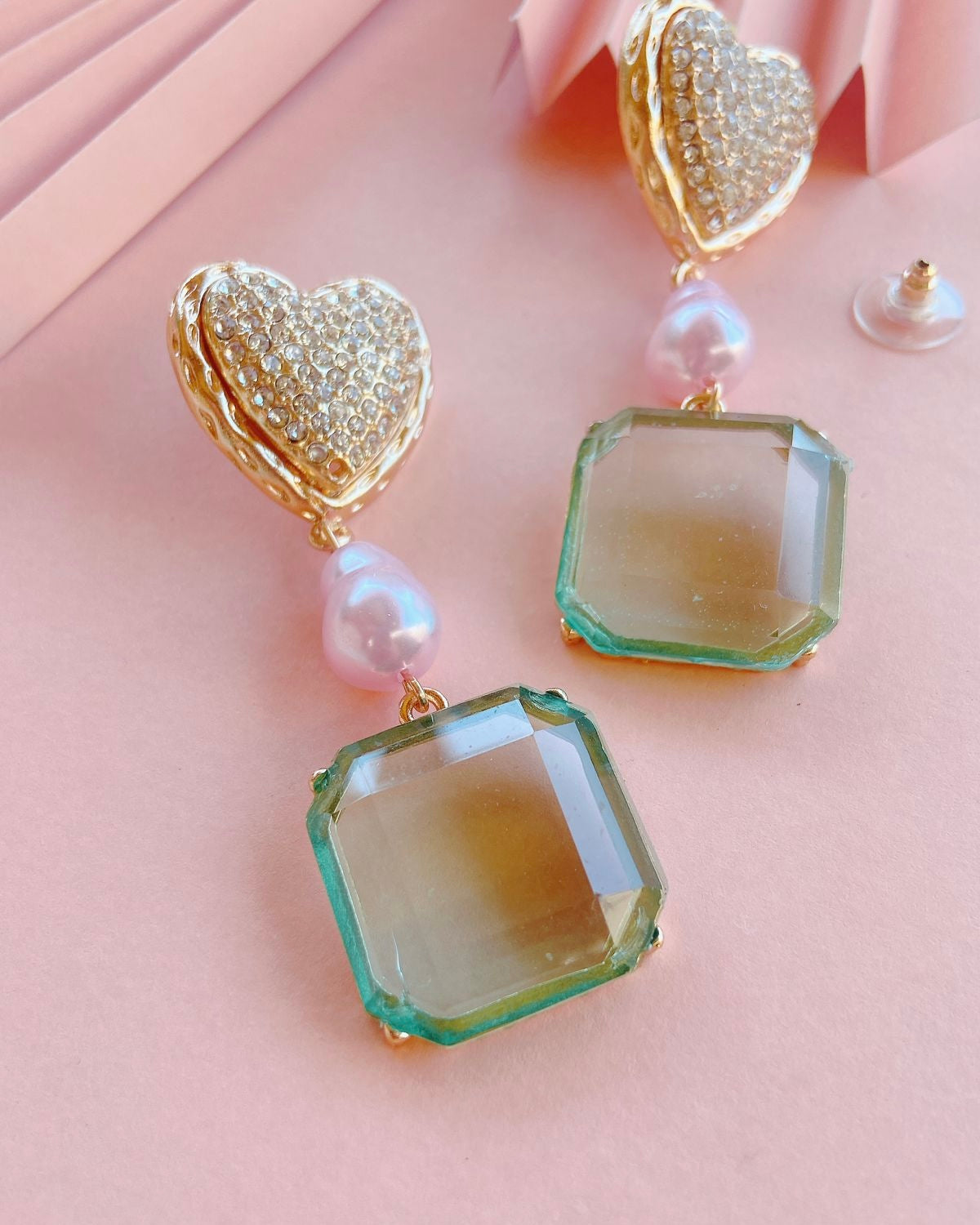 Aros colgantes corazón dorado menta en acrílico – Accesorios modernos y livianos -