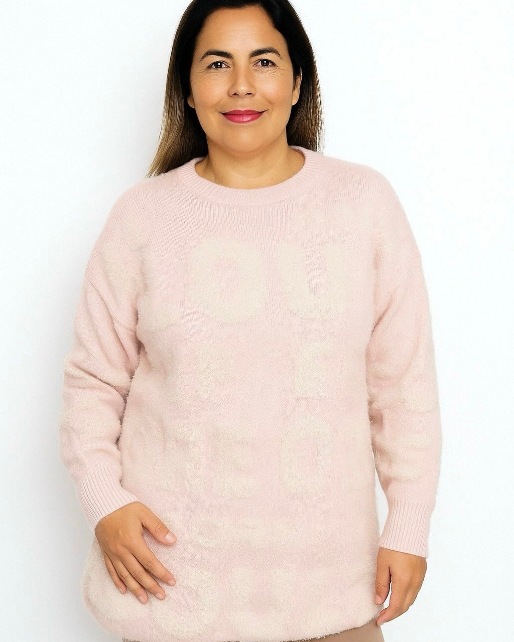 Suéter Rosa Suave con Relieve de Letras – Estilo Cómodo y Moderno