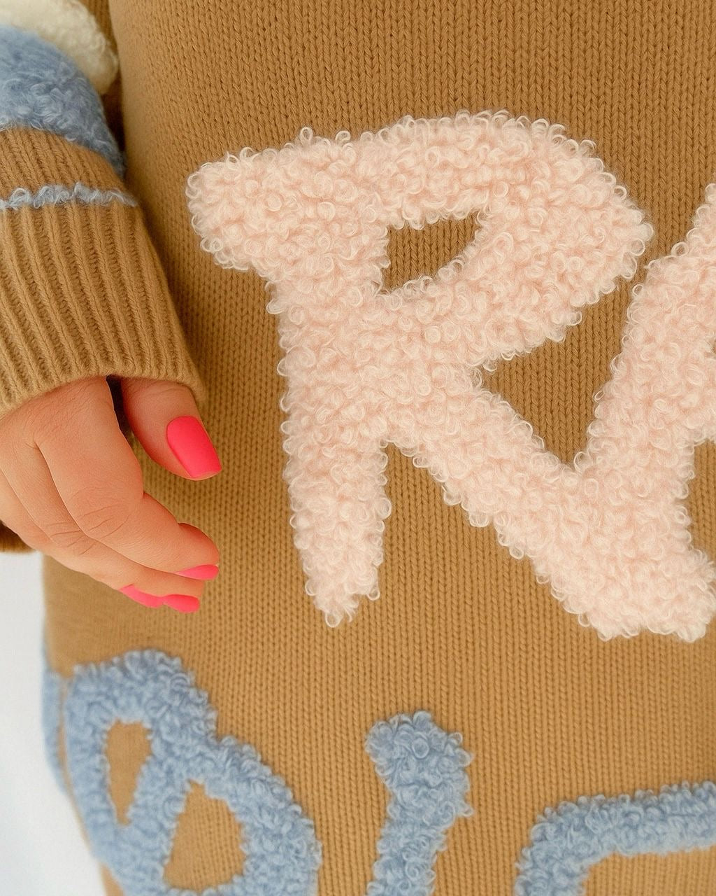 Suéter largo café con relieve pastel - Oufit cálido mujer