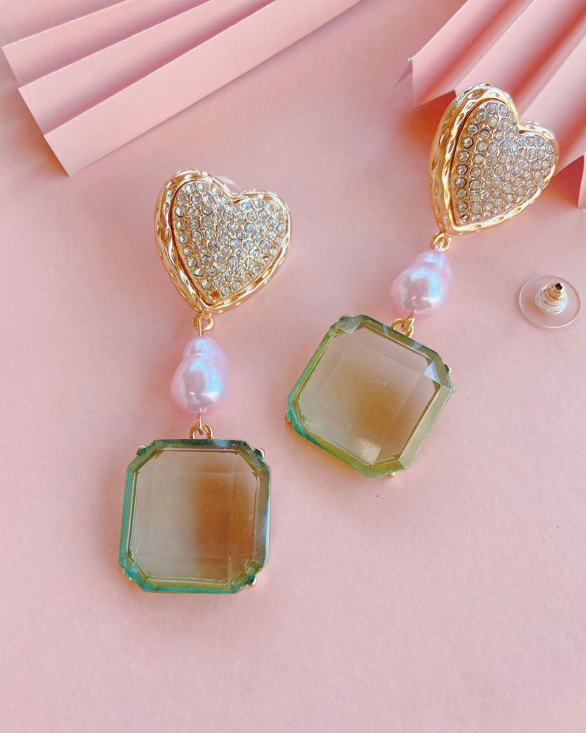 Aros colgantes corazón dorado menta en acrílico – Accesorios modernos y livianos -