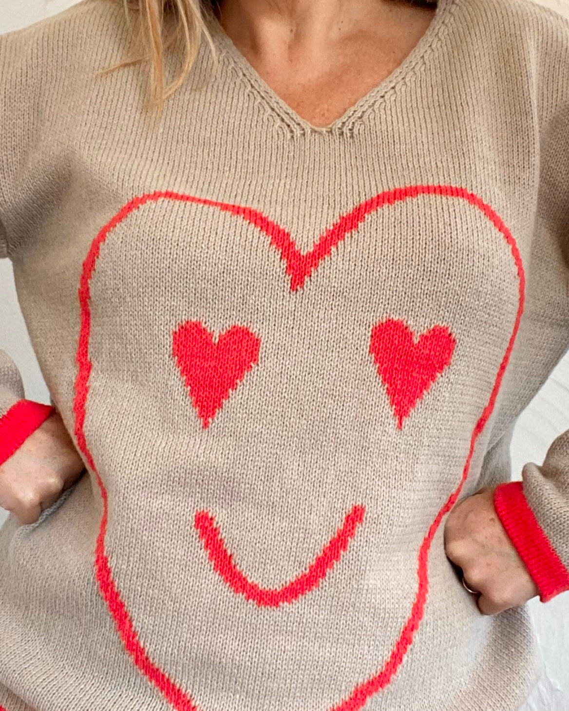 Jersey beige con corazón feliz en color salmón - Suéter cómodo y alegre