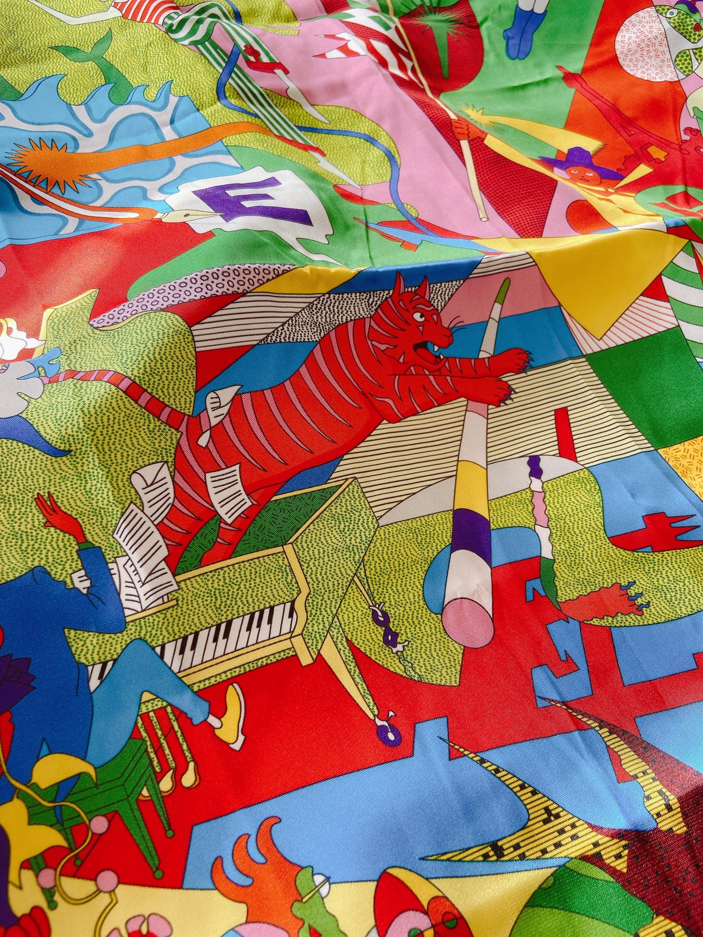 Pañuelo 90 × 90 diseños psicodélico- Colores llamativos y vibrantes