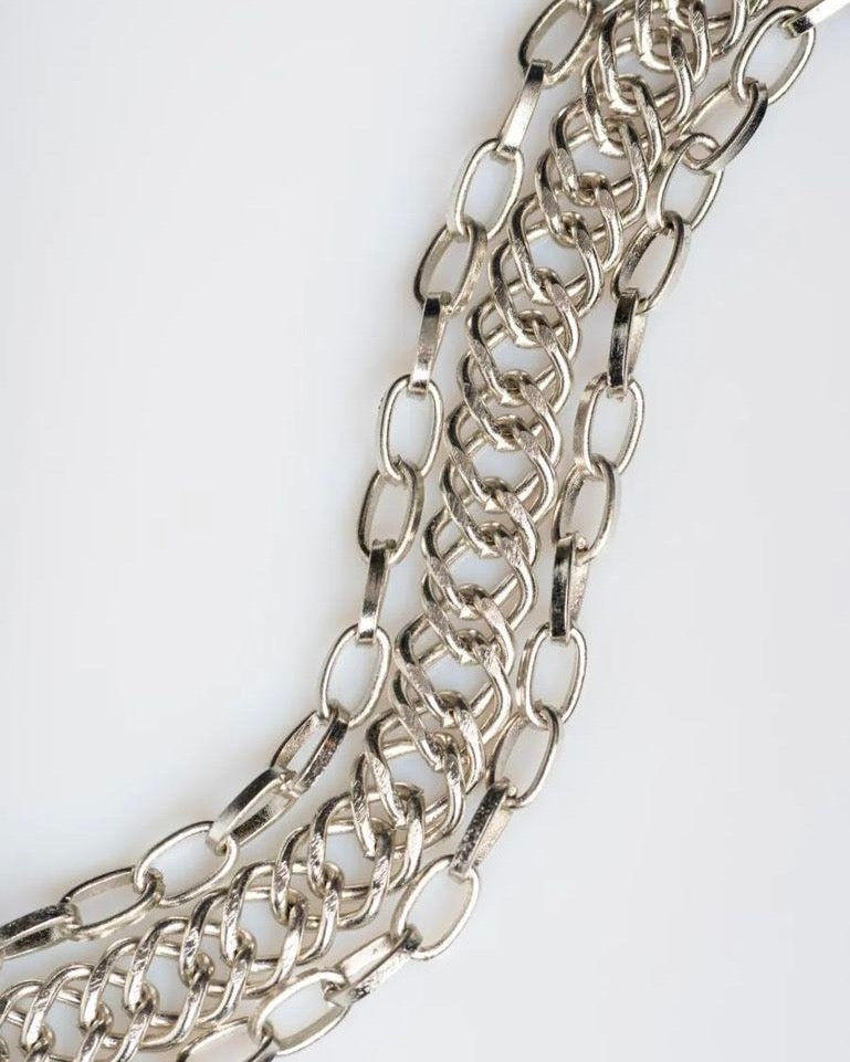 Collar Prüne con cadenas plateadas – Accesorio con diseño de impacto
