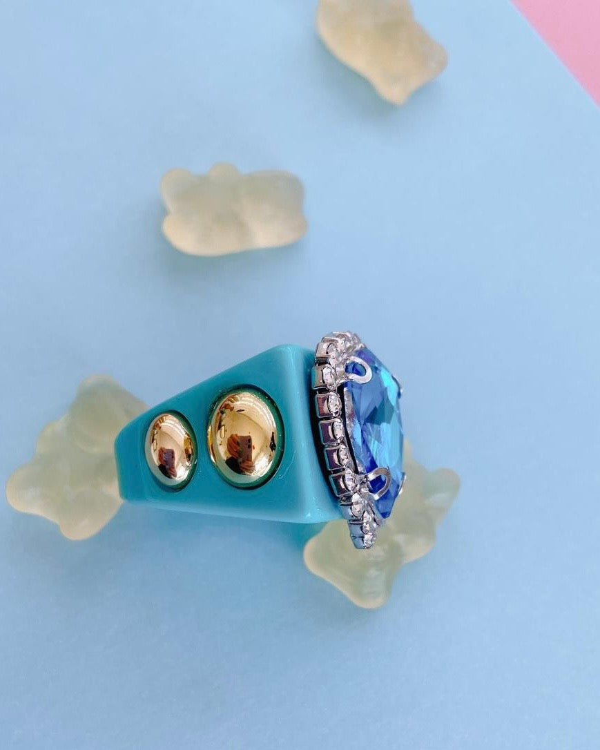 Anillo celeste acrílico XL – Accesorio grande y liviano para destacar