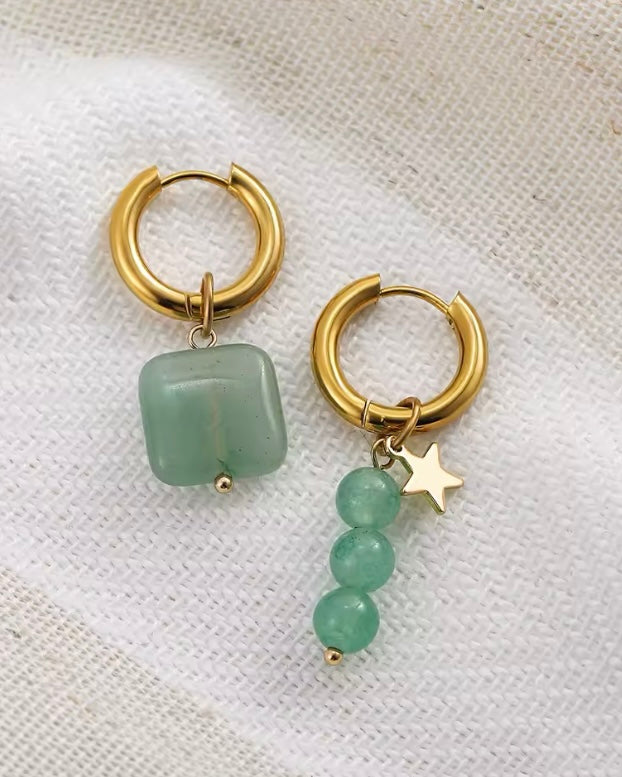 La que Sabe Lo que Vale- Aros Asimétricos con Piedras Verdes y Estrella Dorada