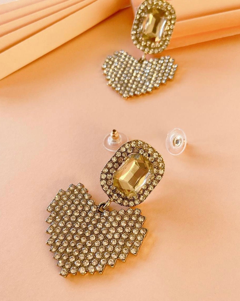 Aros corazón con strass estelares – Brillo y diseño en cada detalle