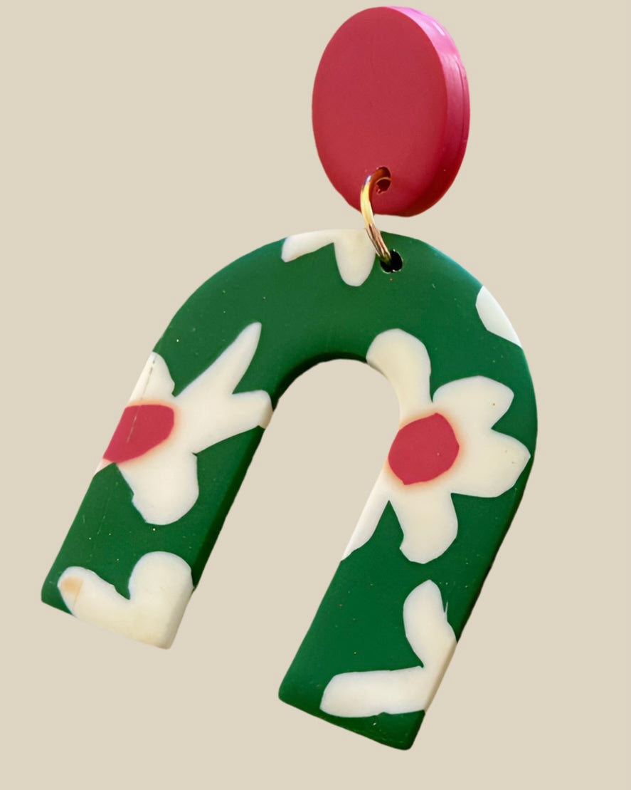 Aros flor en cerámica tonos verdes y fucsia – Accesorios livianos y coloridos