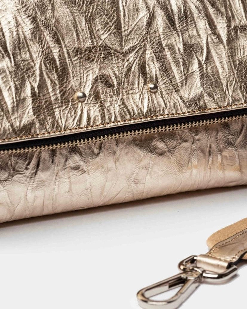 Bandolera Dorada Satinada Estilo Prüne - Cartera Metálica de Hombro