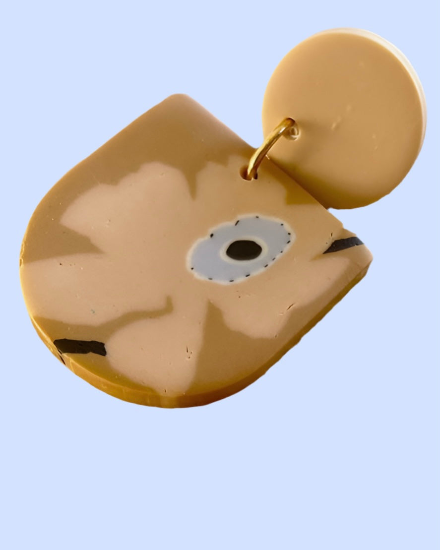 Aros flor celeste con tonos beige – Joyería en cerámica fría estilo natural