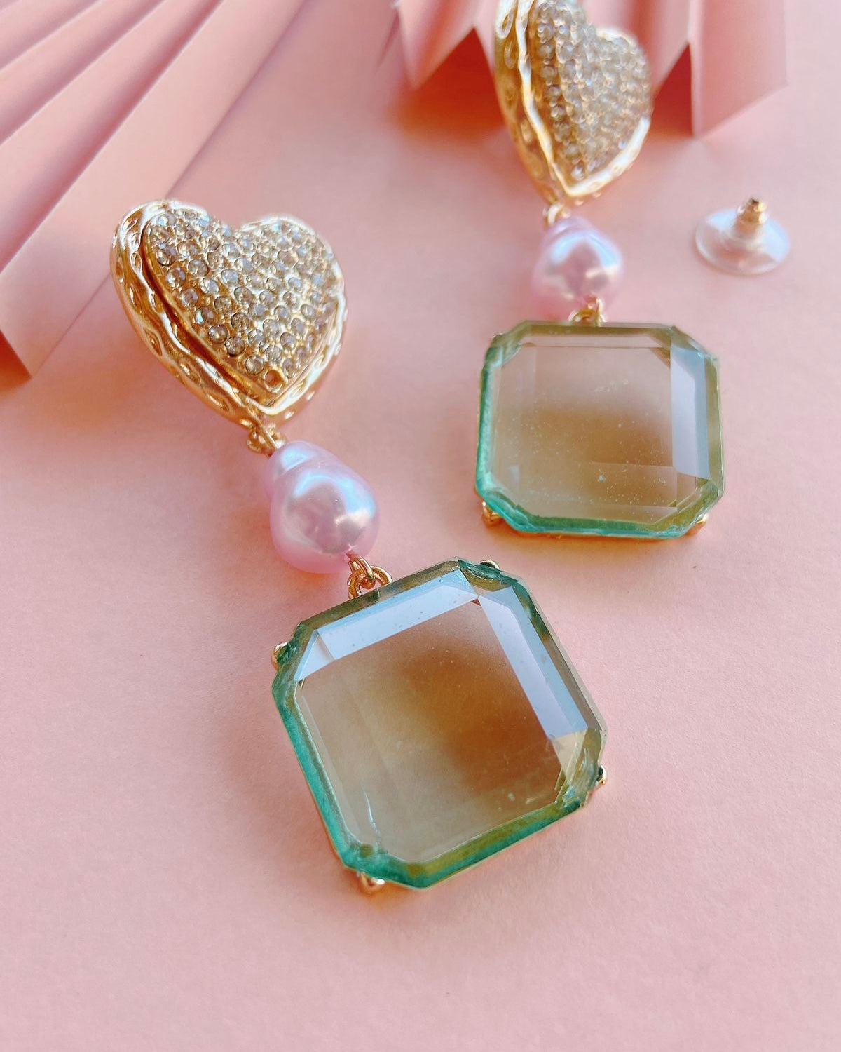 Aros colgantes corazón dorado menta en acrílico – Accesorios modernos y livianos -