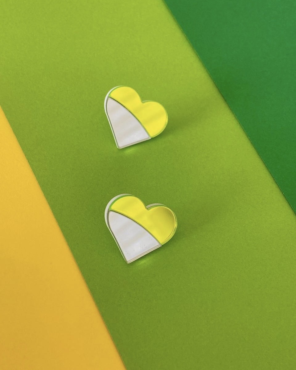 Aros espejo corazón plata y verde flúor – Estilo atrevido y moderno