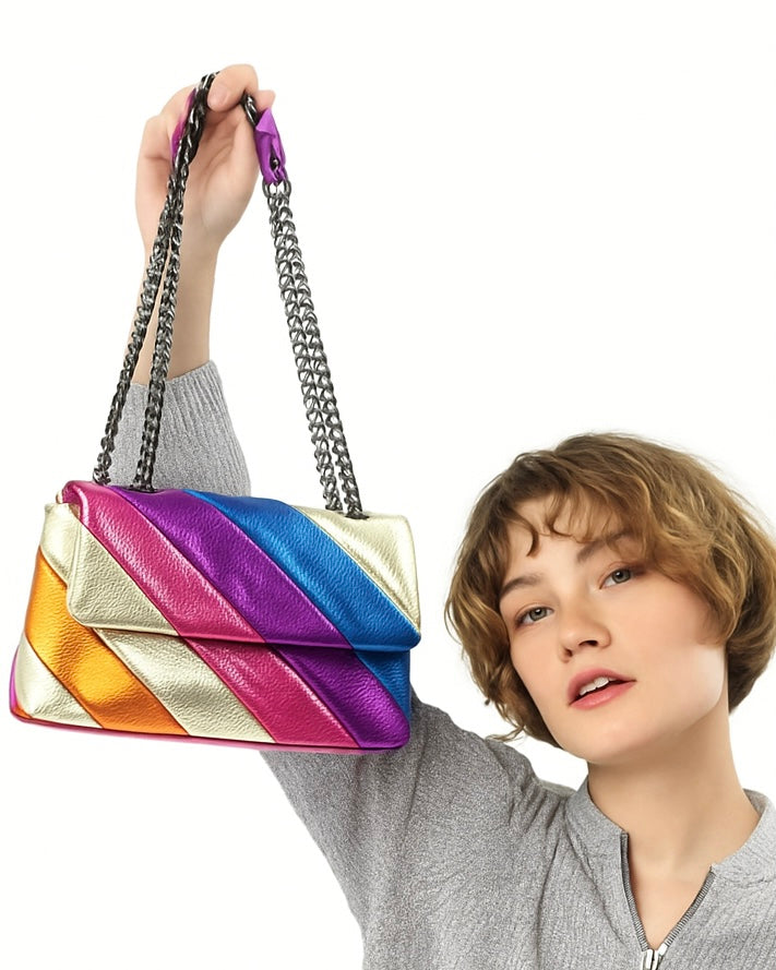 Cartera de hombro con solapa metalizada- Colores vibrantes y únicos