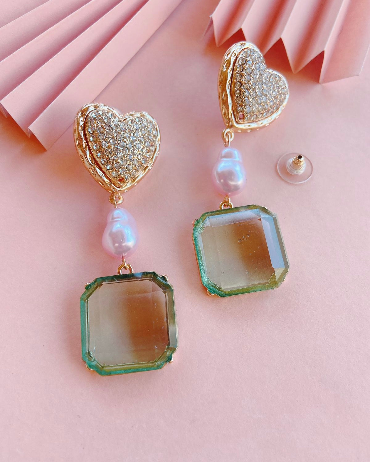 Aros colgantes corazón dorado menta en acrílico – Accesorios modernos y livianos -