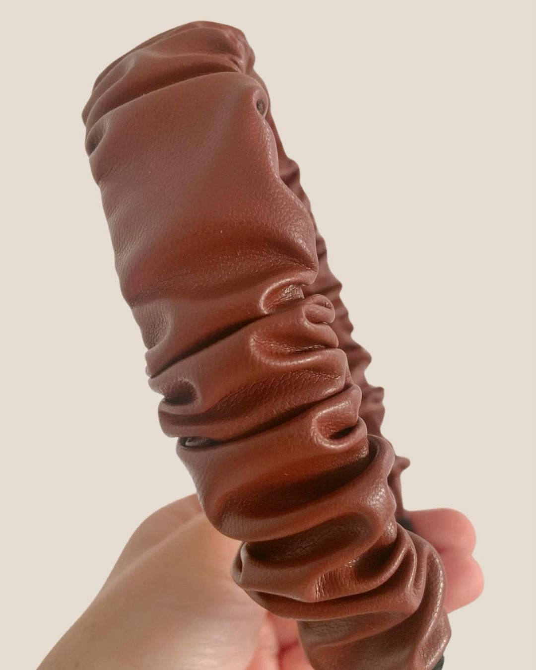Cintillo café efecto scrunchie – Textura única y tendencia 2025