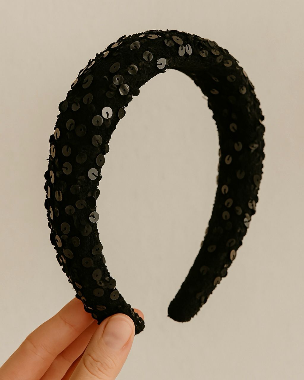 Cintillo negro con mostacillas brillantes – Glam para noche o eventos