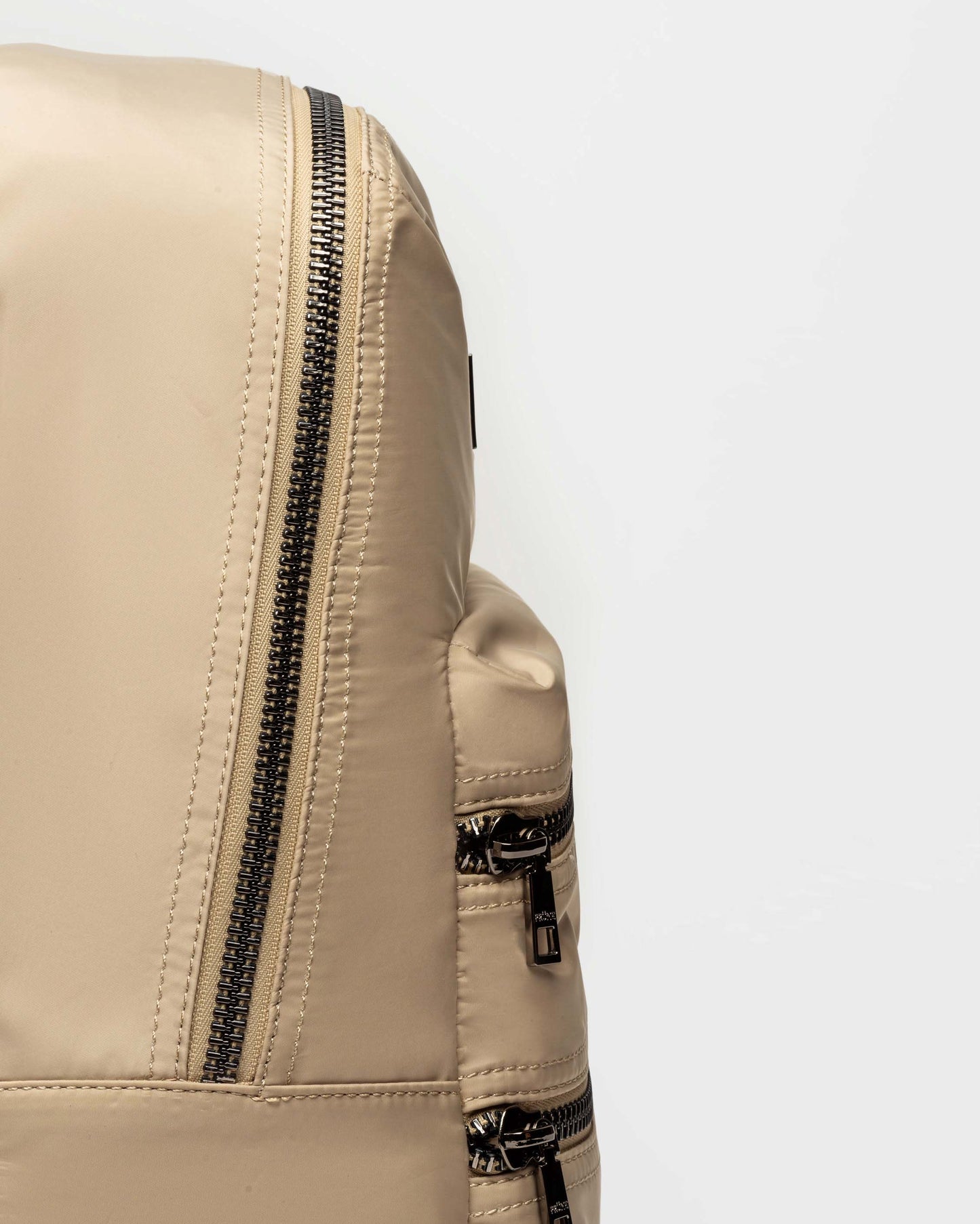 Mochila Beige Prüne - Accesorio Moderno y Funcional para el Día a Día