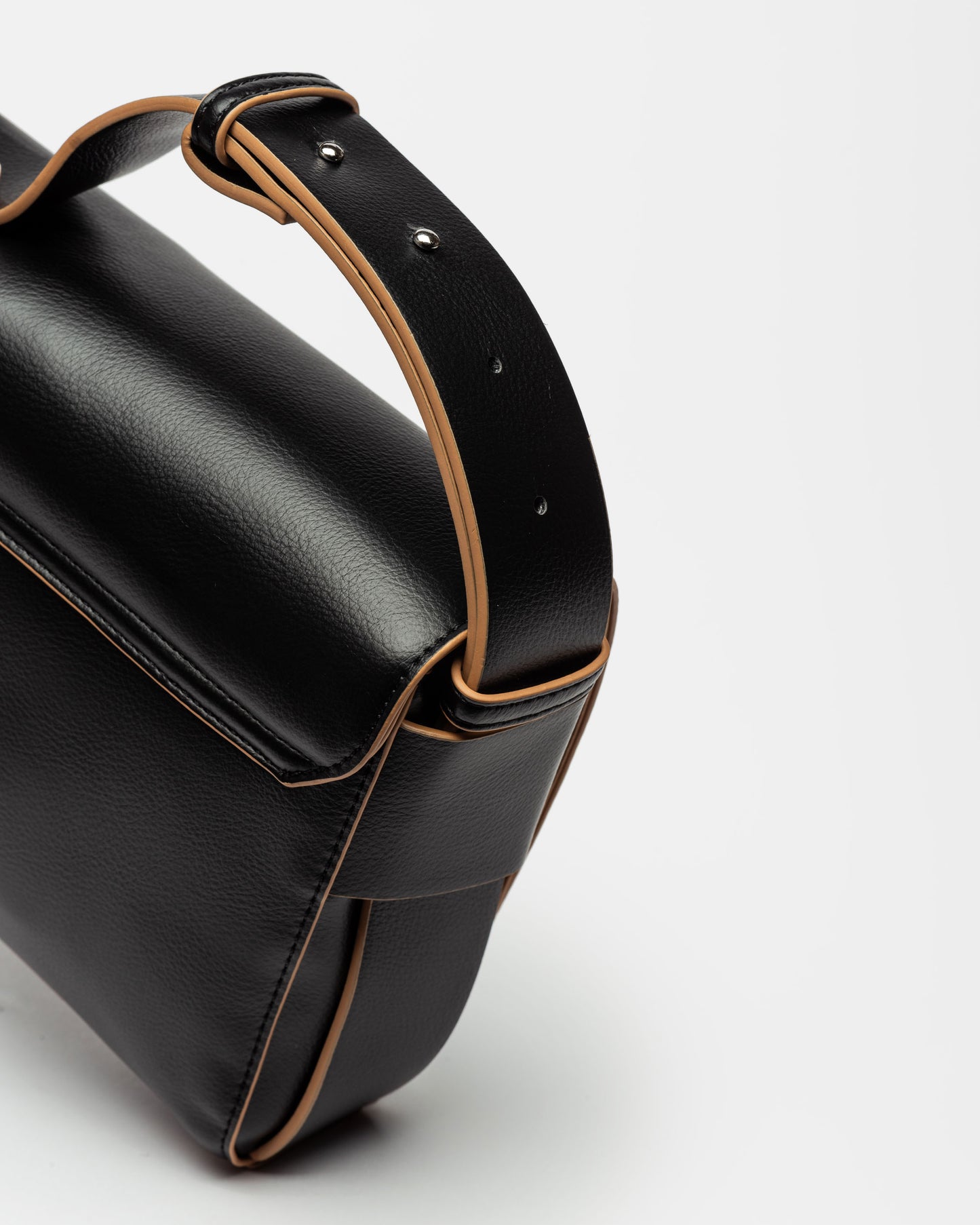 Bandolera Negra Prüne - Estilo Atemporal y Versátil para Toda Ocasión