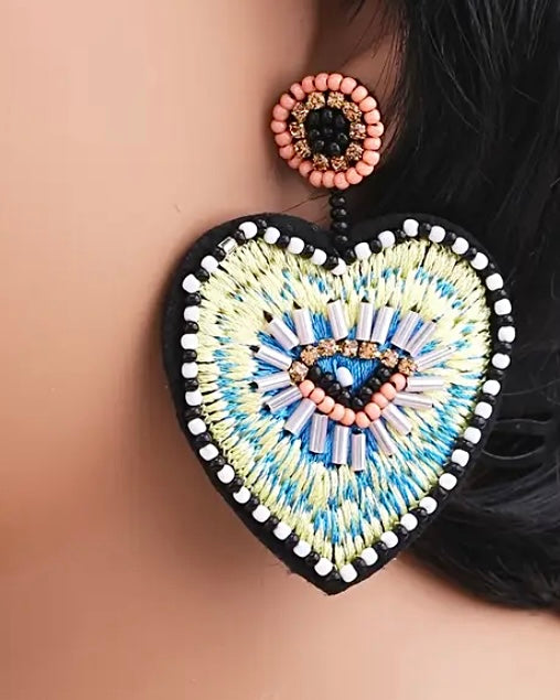 Aros Corazón y Ojo Tejidos – Accesorios Artesanales con Energía Mística