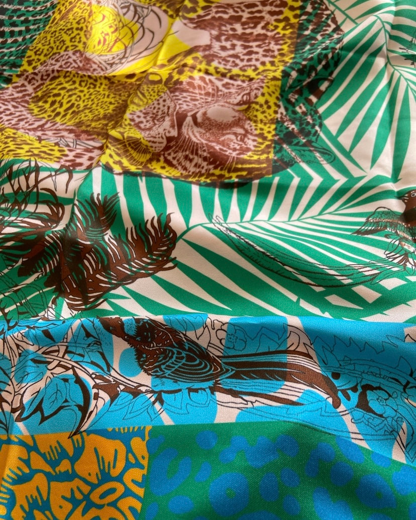 Pañuelo Estampado Selva – Elegancia y Naturaleza en Tu Look