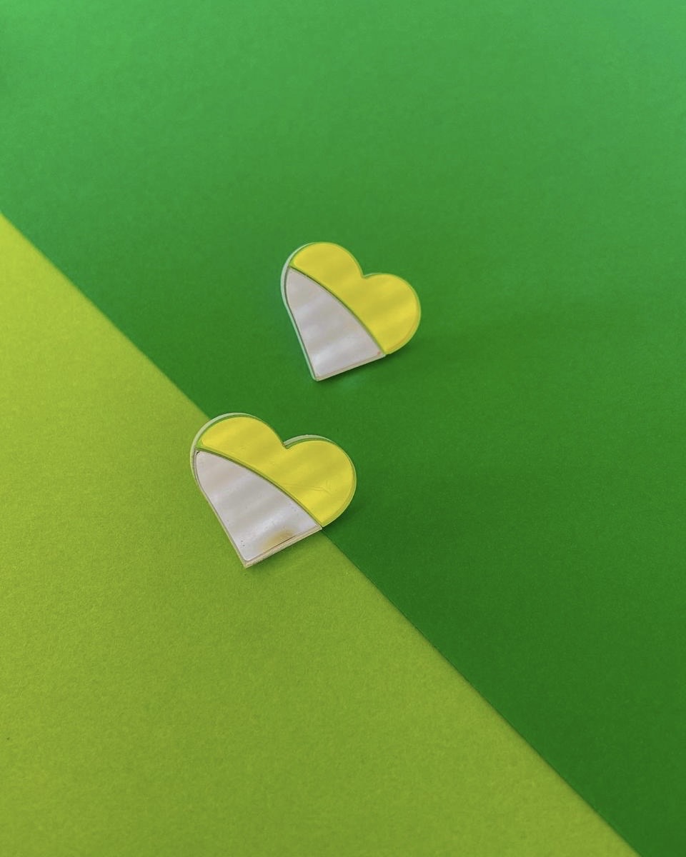 Aros espejo corazón plata y verde flúor – Estilo atrevido y moderno