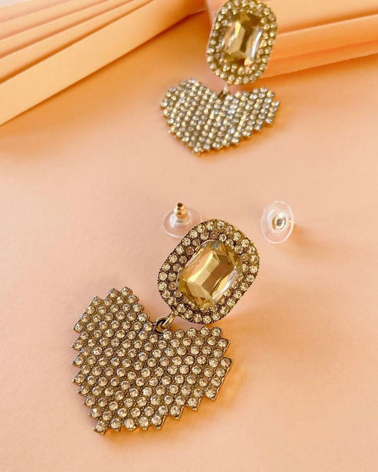 Aros corazón con strass estelares – Brillo y diseño en cada detalle