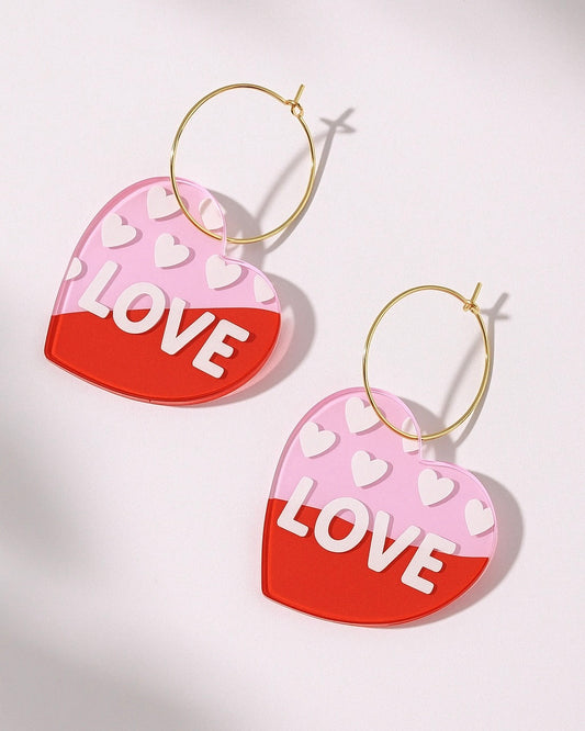 Aros colgantes de acrílico corazón Love – Accesorios románticos modernos