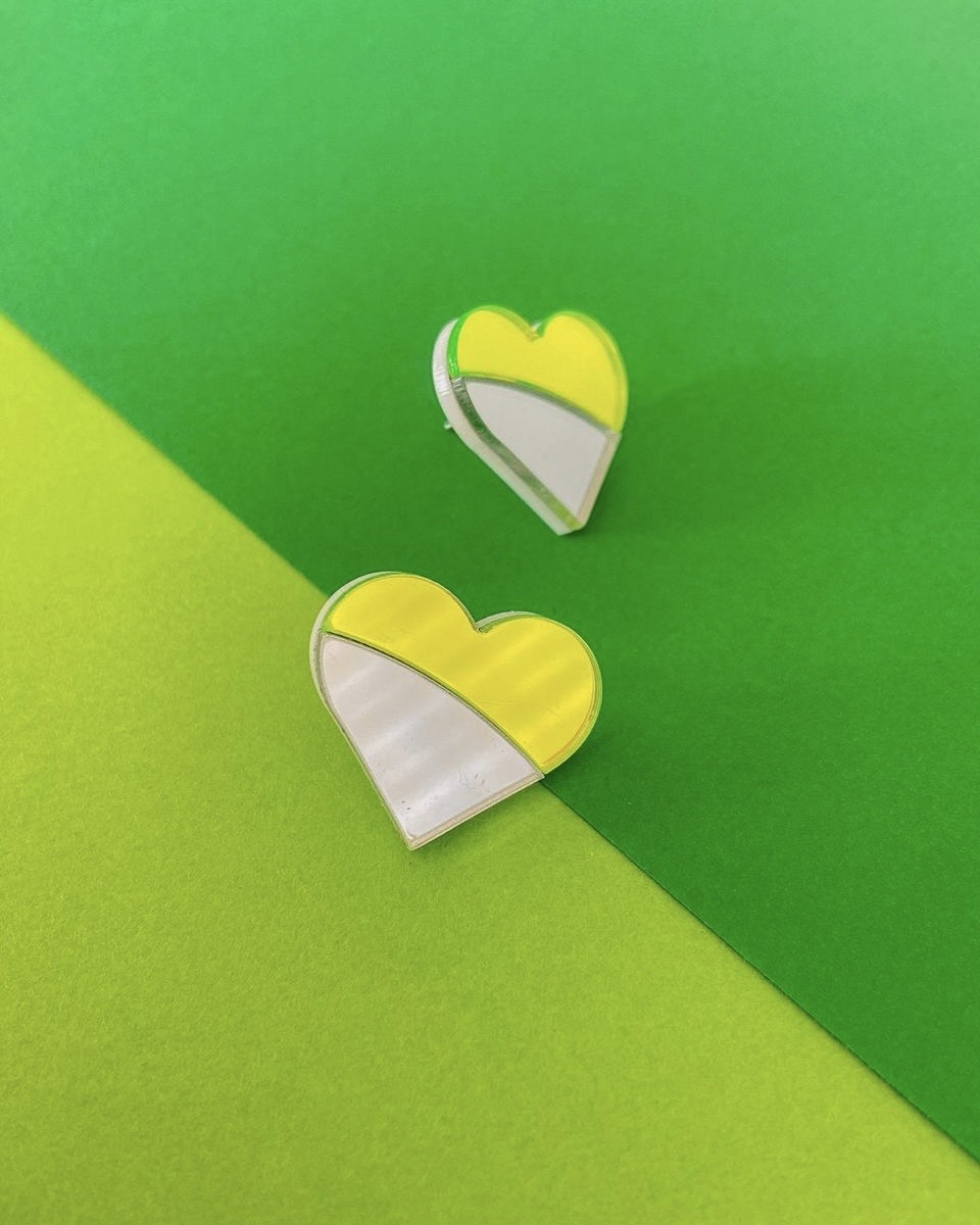 Aros espejo corazón plata y verde flúor – Estilo atrevido y moderno