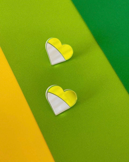 Aros espejo corazón plata y verde flúor – Estilo atrevido y moderno